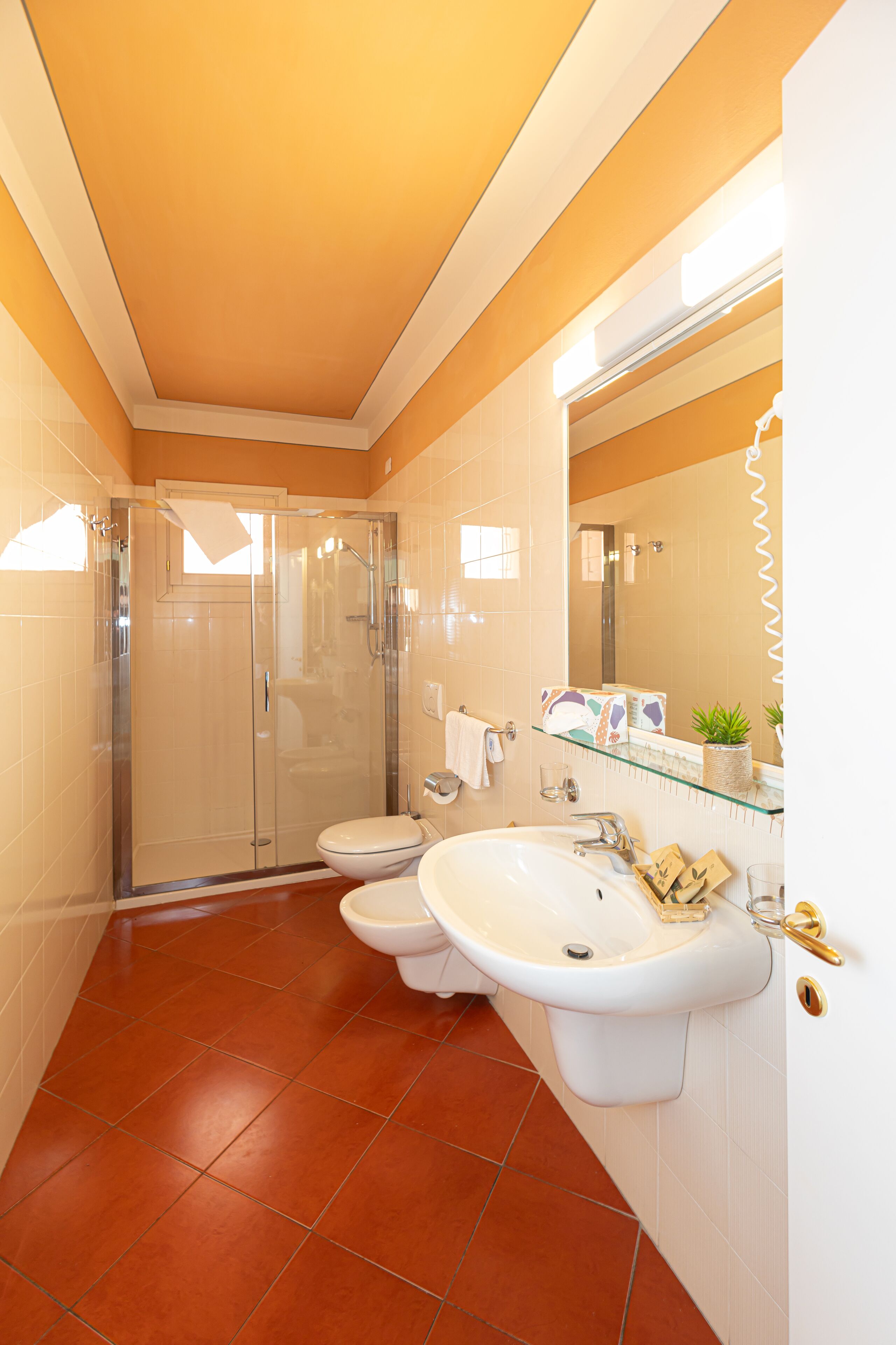 camera deluxe tripla con vista lago | bathroom | shower, free toiletries, hair dryer, bidet