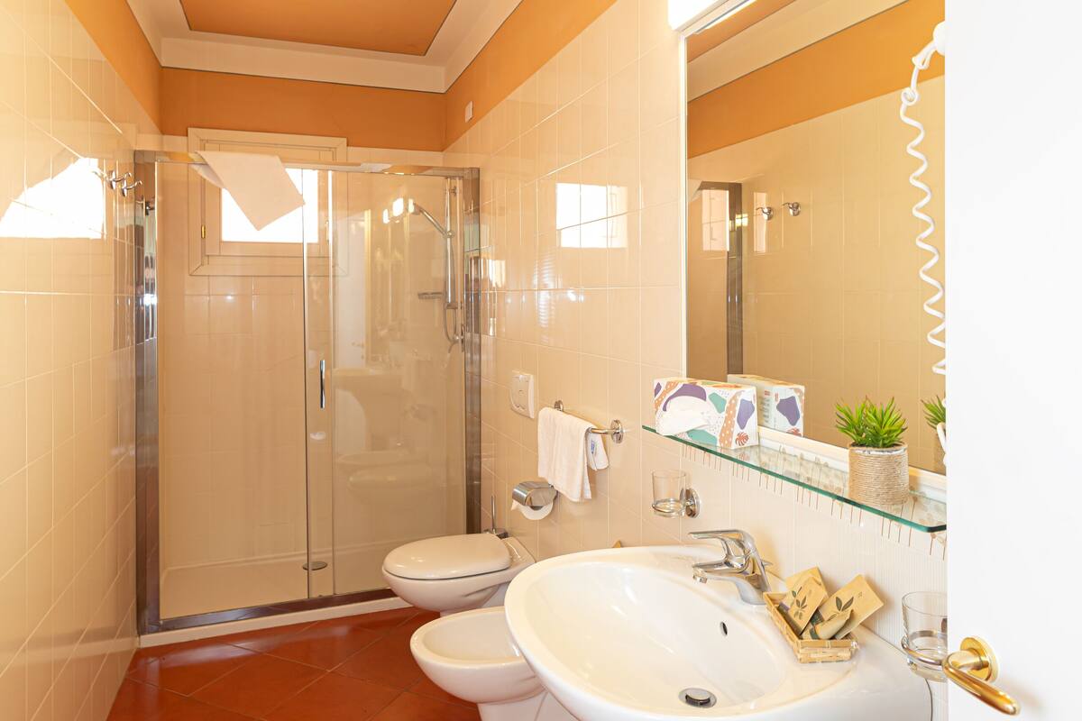camera deluxe tripla con vista lago | bathroom | shower, free toiletries, hair dryer, bidet