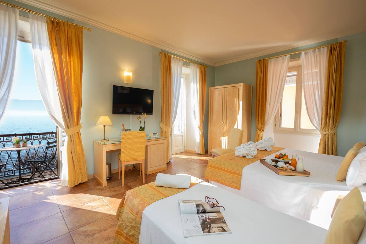 camera deluxe tripla con vista lago | 1 bedroom, minibar, in-room safe, desk