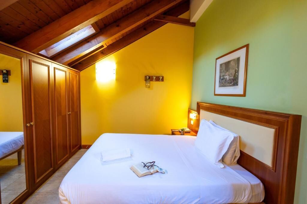 Camera Singola con letto Queen Mansarda | Minibar, safe på rommet, skrivebord og lydisolert