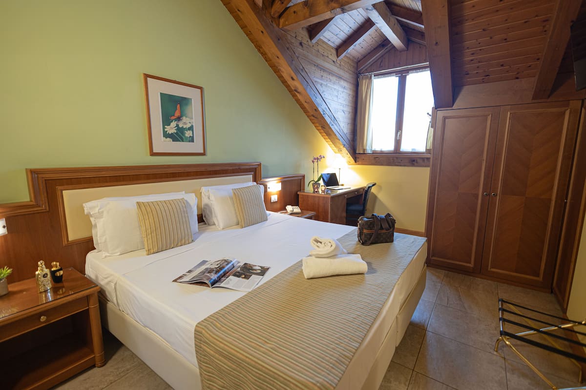 Camera Matrimoniale/Doppia con Letti Singoli Mansarda | Minibar, in-room safe, desk, soundproofing