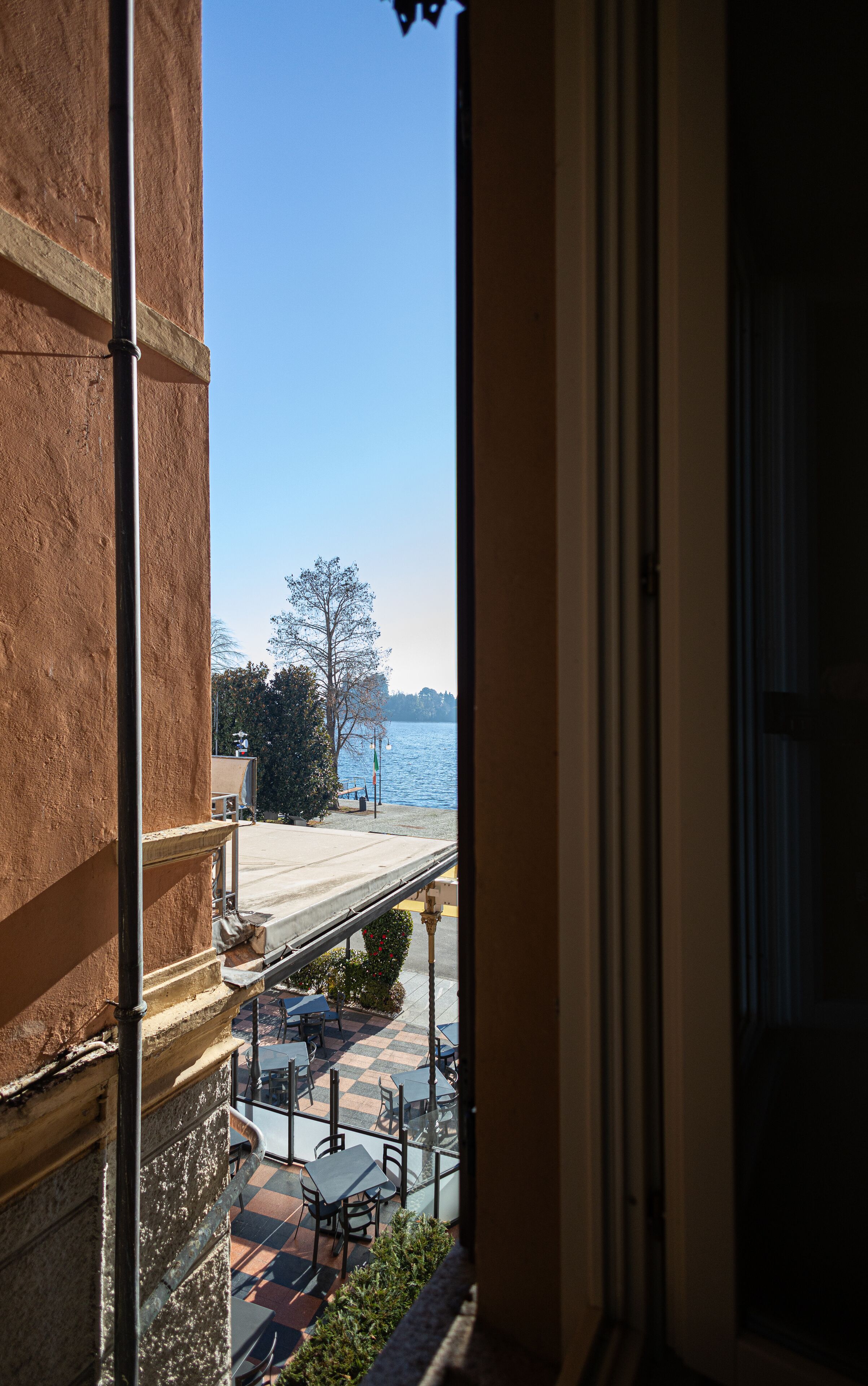 camera superior tripla con vista lago parziale | 1 bedroom, minibar, in-room safe, desk