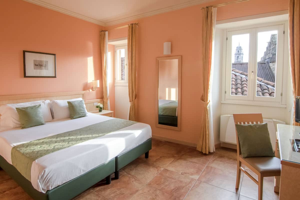 Camera Superior Matrimoniale/Doppia con Letti Singoli con Vista Lago Parziale | Minibar, safe på rommet, skrivebord og lydisolert