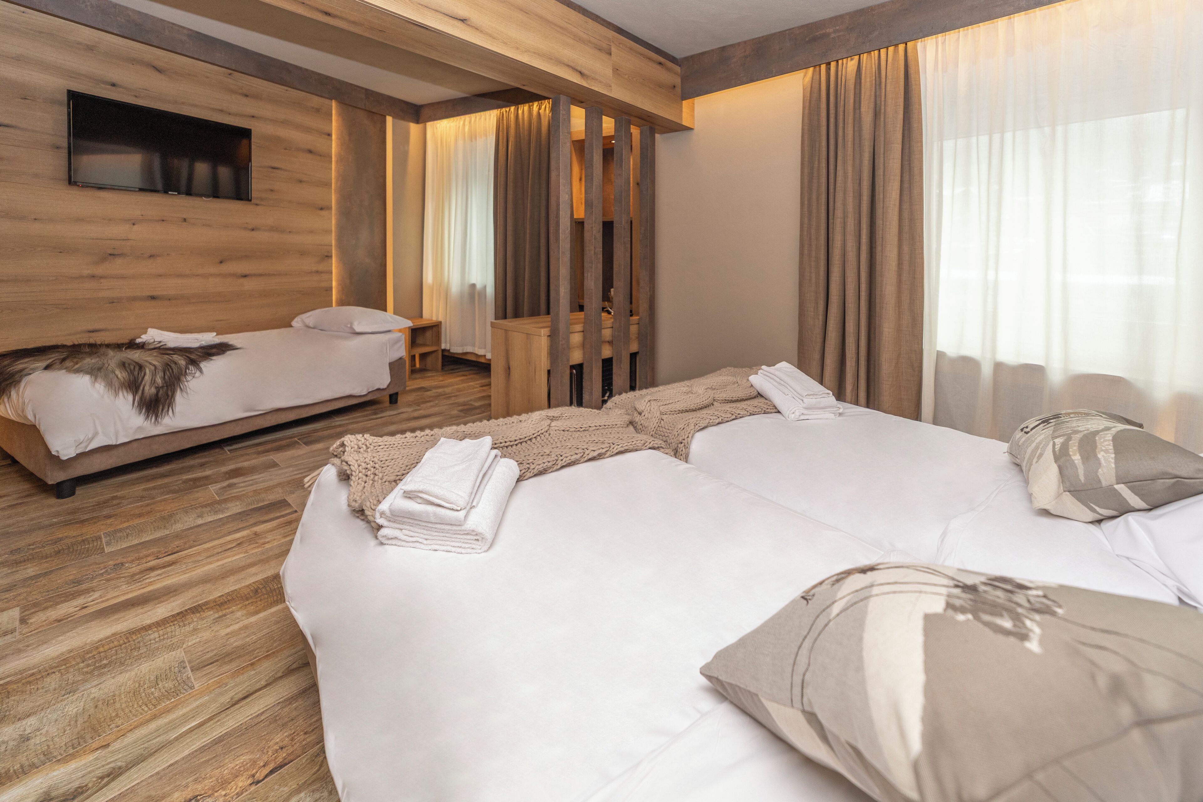 Habitación triple | Ropa de cama hipoalergénica, edredones de plumas, minibar y caja fuerte
