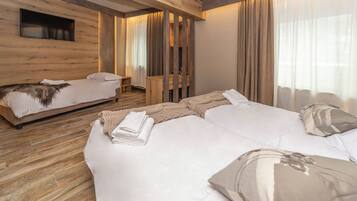 Habitación triple | Ropa de cama hipoalergénica, edredones de plumas, minibar y caja fuerte