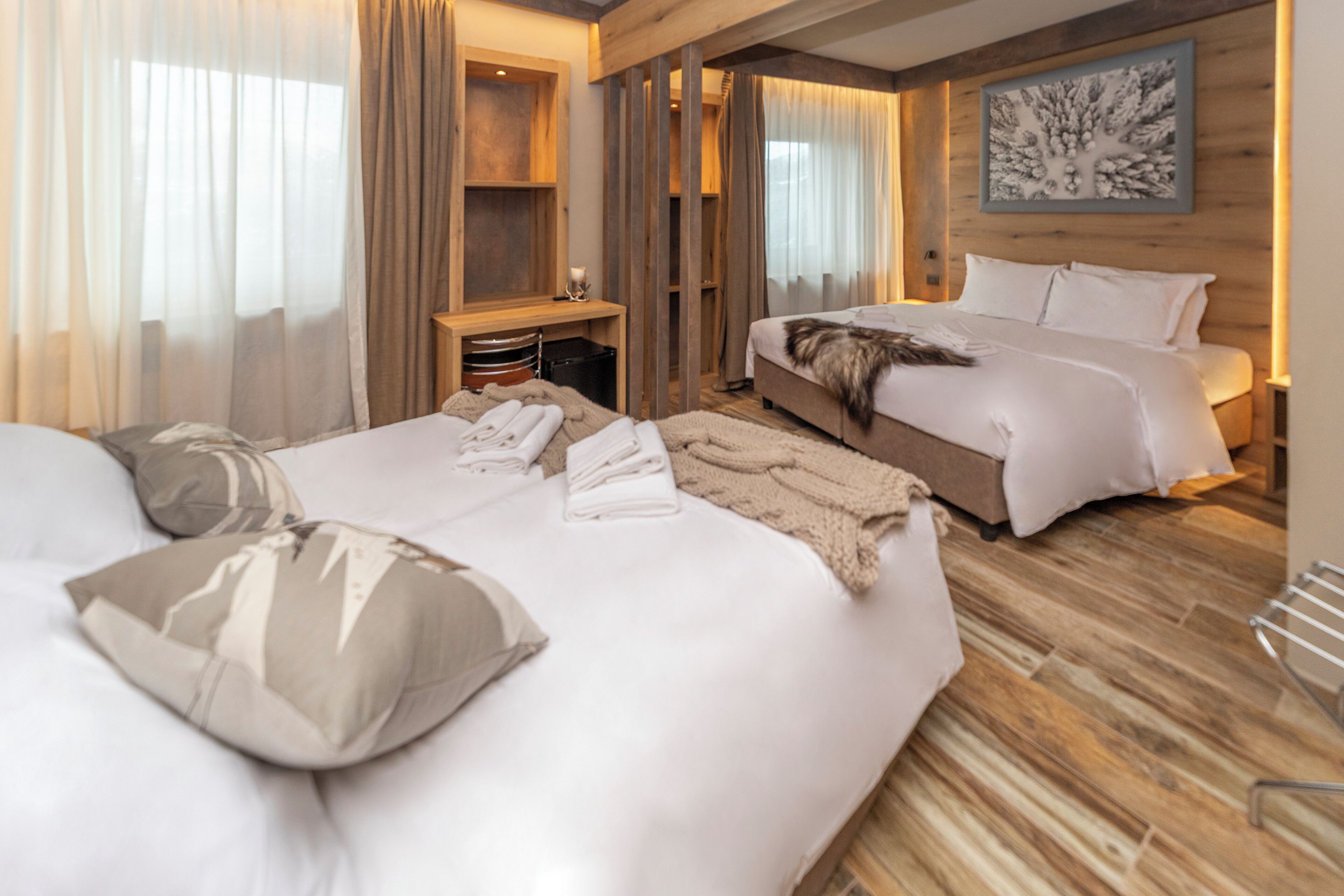 Firemannsrom | Allergitestet sengetøy, dundyner, minibar og safe på rommet