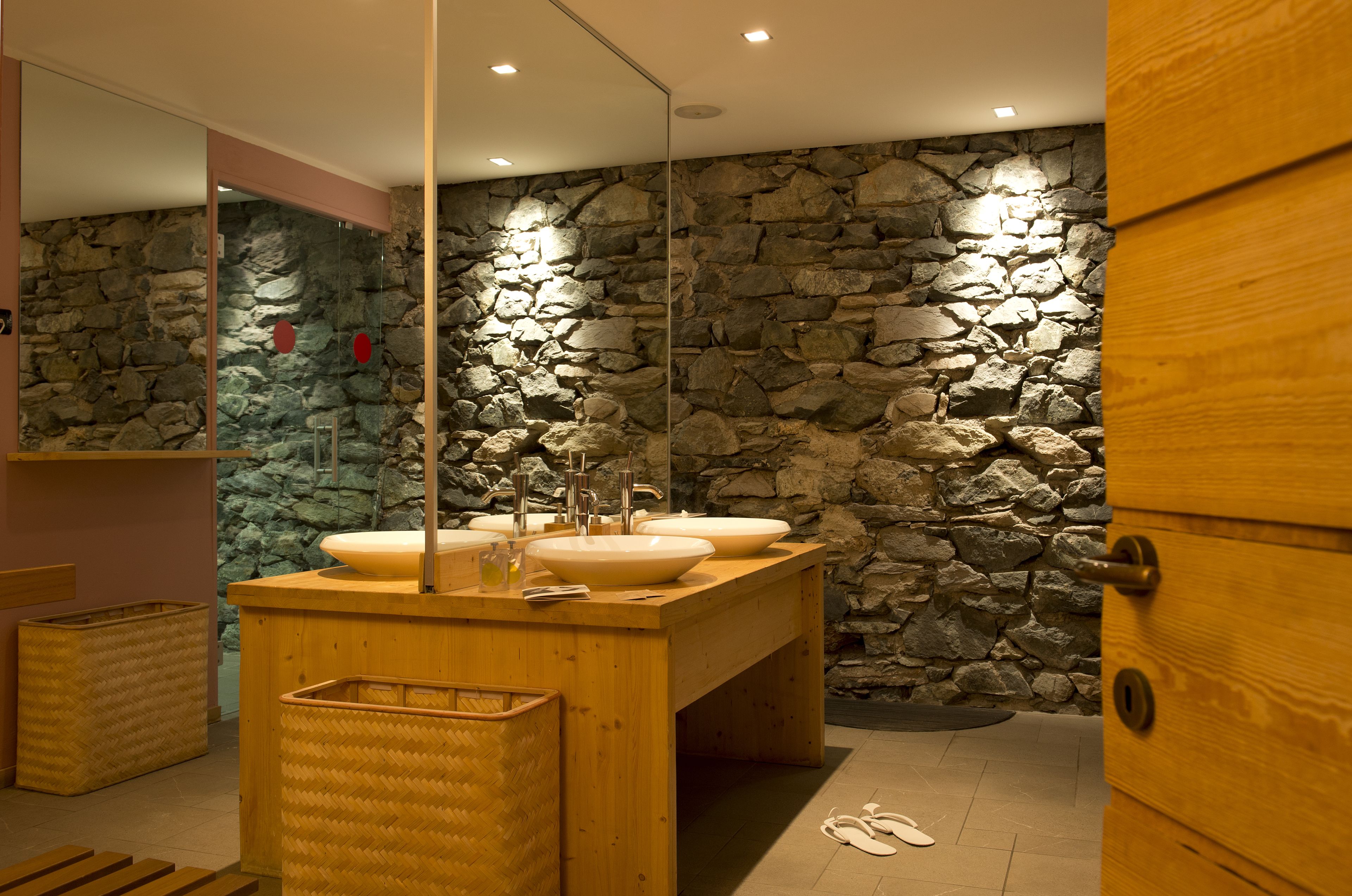 sauna, hot tub, steam room, turkish bath/hammam, body treatments
