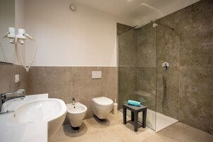 Artículos de tocador gratuitos, secador de pelo, bidet, toallas