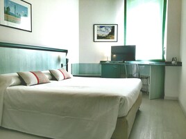 Minibar, escritorio, sistema de insonorización y wifi gratis 