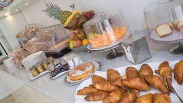 TĂ€gliches FrĂŒhstĂŒcksbuffet (5 EUR pro Person)