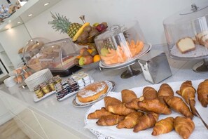 Desayuno buffet (EUR 5 por persona) 