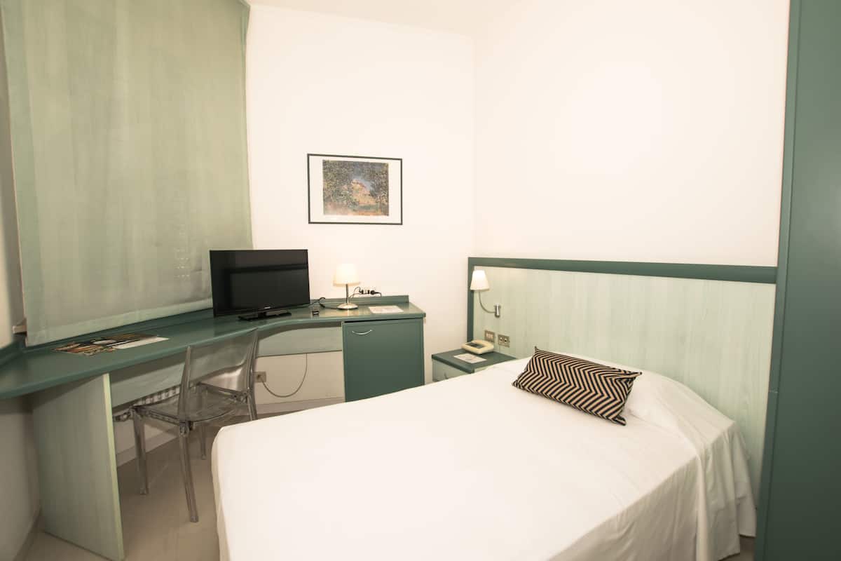 Minibar, desk, soundproofing, WiFi (free)
