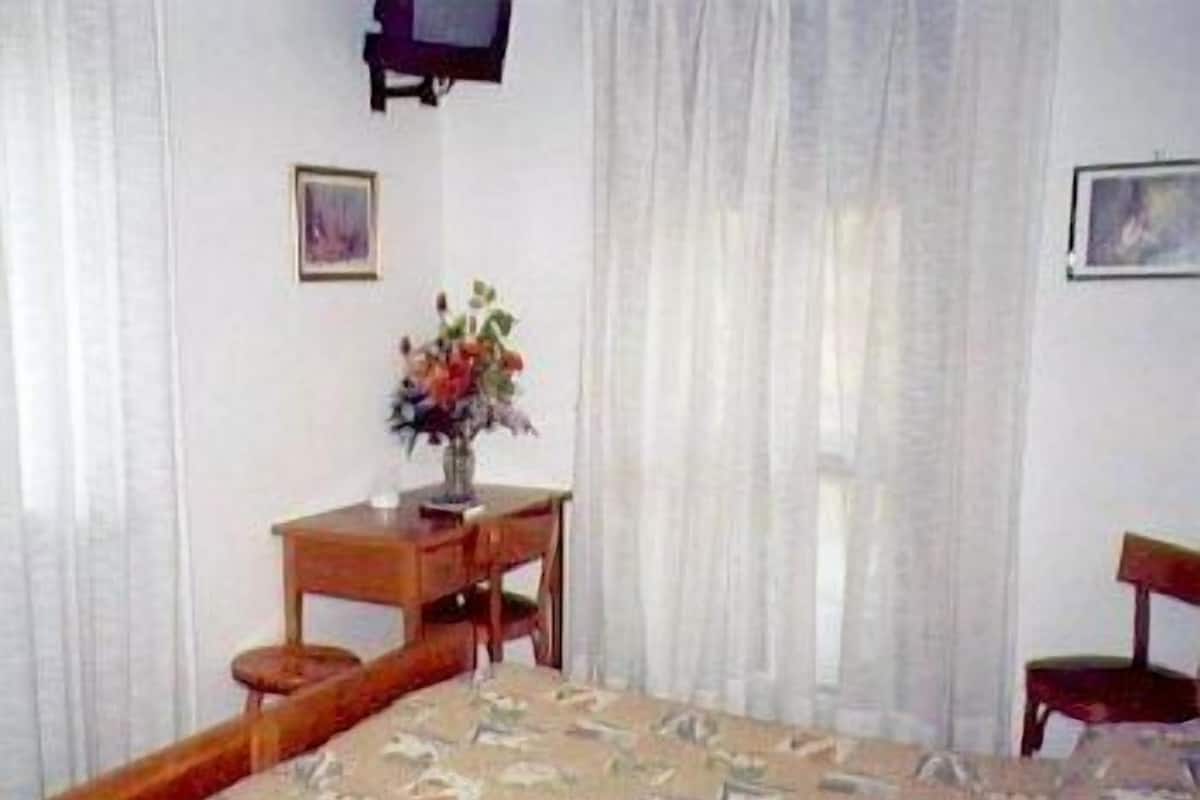 Chambre simple | Bureau, systĂšme dâinsonorisation, lit de bĂ©bĂ© (gratuit), Wi-Fi