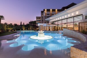 Una piscina techada, 2 piscinas al aire libre, sombrillas
