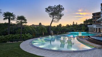 Sisäuima-allas, 2 ulkouima-allasta, aurinkovarjoja, aurinkotuoleja