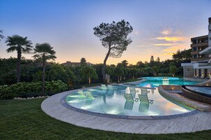 Una piscina techada, 2 piscinas al aire libre, sombrillas