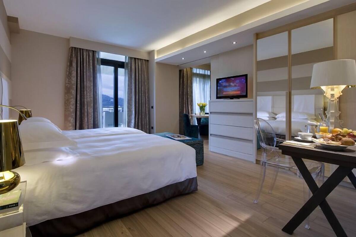 Executive Suite Deluxe | 1 makuuhuone, ylelliset vuodevaatteet, minibaari, tallelokero huoneessa