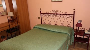 Copriletto in piuma, una cassaforte in camera, una scrivania