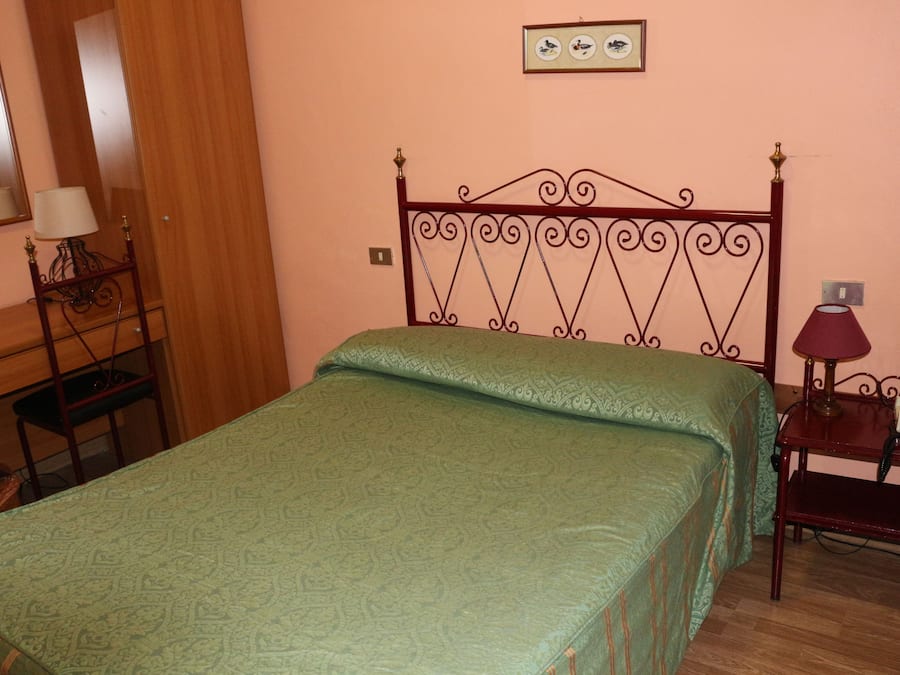 Cubrecamas, caja de seguridad en la habitación y escritorio