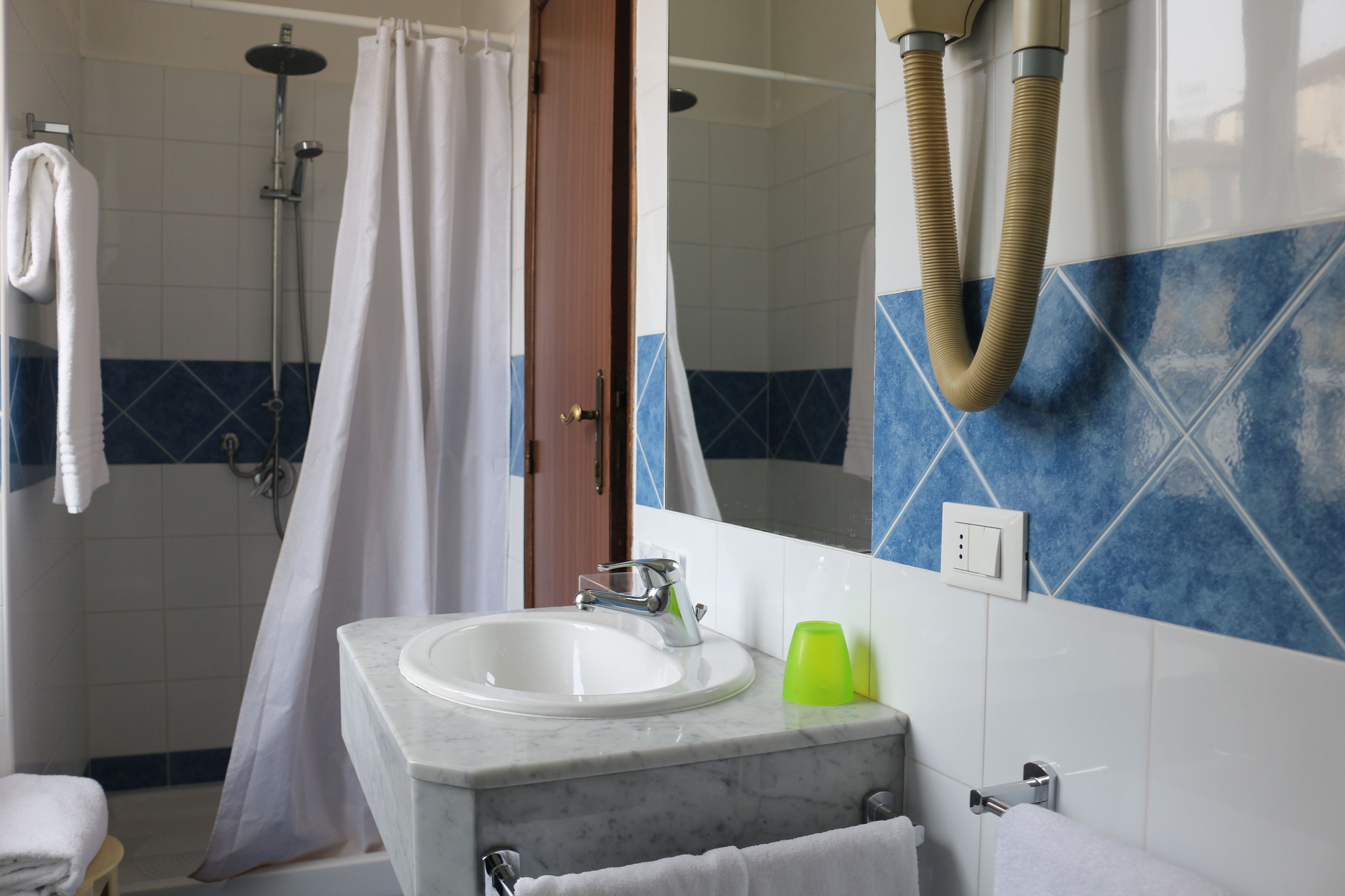 Dusche, kostenlose Toilettenartikel, Haartrockner, Bidet