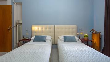 Zweibettzimmer | Daunenbettdecken, Zimmersafe, Schreibtisch