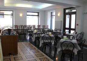 Colazione a buffet, servita tutte le mattine (5 EUR a persona) 