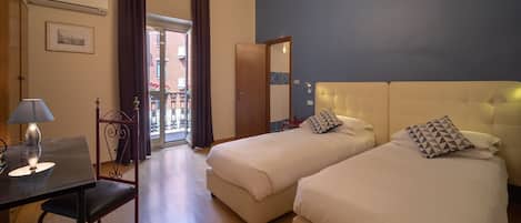 Dreibettzimmer | Daunenbettdecken, Zimmersafe, Schreibtisch