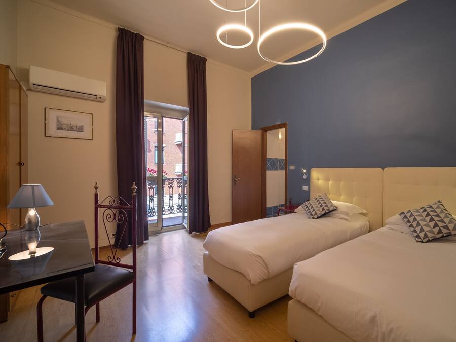 Quarto triplo | Edredons de pluma, cofres nos quartos, escrivaninha