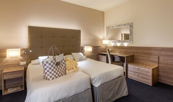 Escritorio, cunas gratuitas y internet por cable gratis 