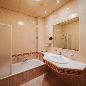 A modern bathroom with a bathtub, a sink, and a mirror. - Garden Terme (Montegrotto Terme)