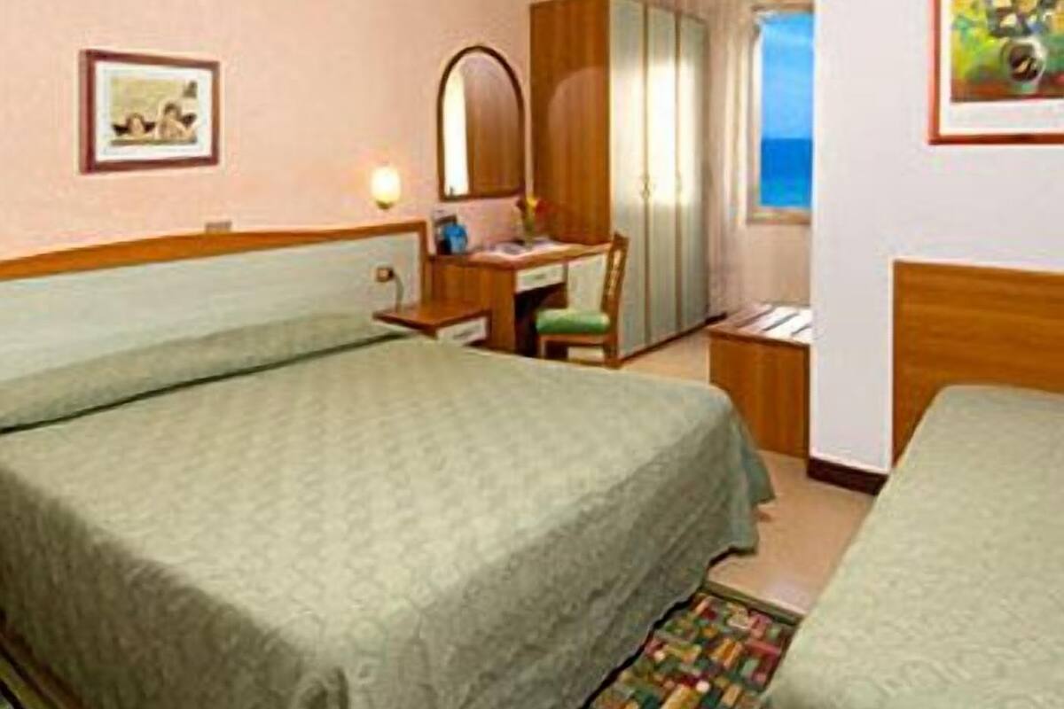 Minibar, coffres-forts dans les chambres, bureau