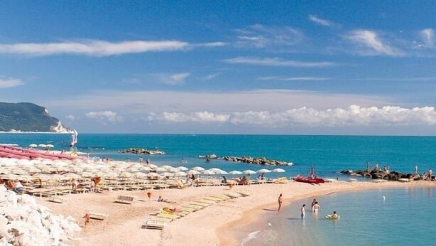 Private beach, white sand - Hotel Giannino (Porto Recanati)