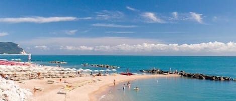 Privat strand och vit sandstrand