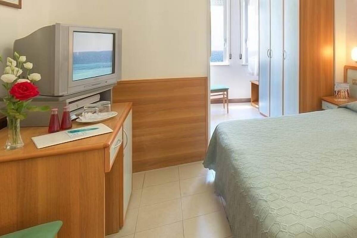 Minibar, coffres-forts dans les chambres, bureau