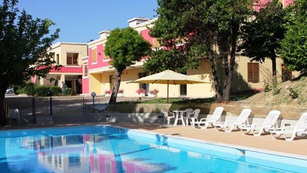 Outdoor pool - La Meridiana (Urbino)