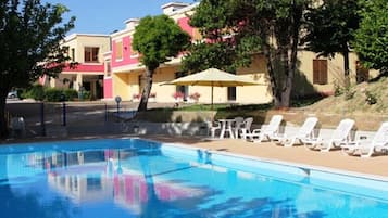 Piscine extérieure (ouverte en saison), parasols de plage