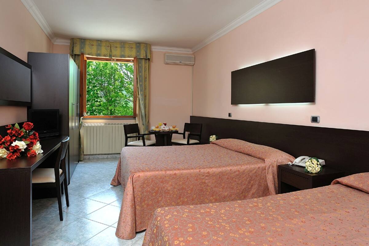 Minibar, in-room safe, desk, WiFi (free)