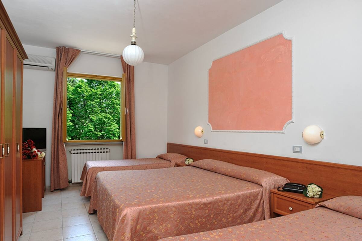 Minibar, in-room safe, desk, WiFi (free)