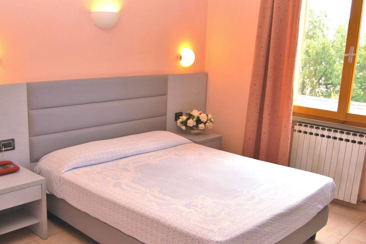 Minibar, in-room safe, desk, WiFi (free)