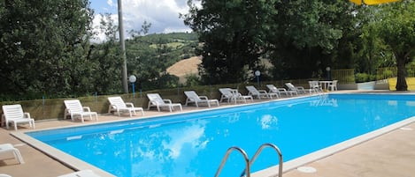 Piscine extérieure (ouverte en saison), parasols de plage
