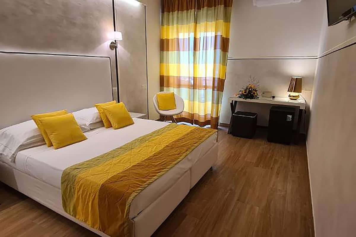 standard room, 1 queen bed, balcony, partial sea view | minibar, in-room safe, desk, laptop workspace