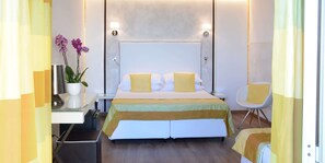 Standaard kamer, 1 queensize bed, balkon, uitzicht op zee | Een minibar, een kluis op de kamer, een bureau, een laptopwerkplek