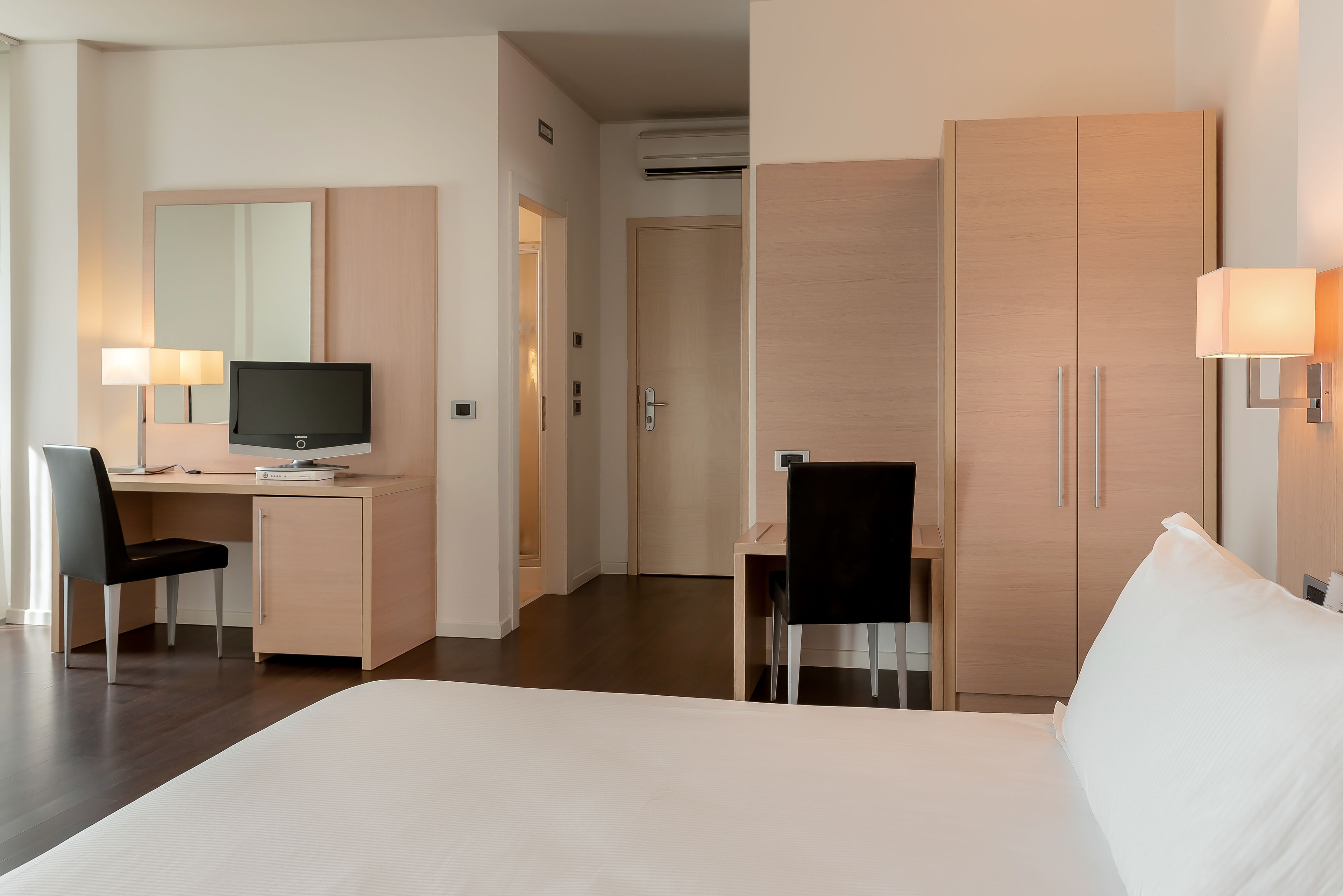 Minibar, una cassaforte in camera, una scrivania, Wi-Fi gratuito