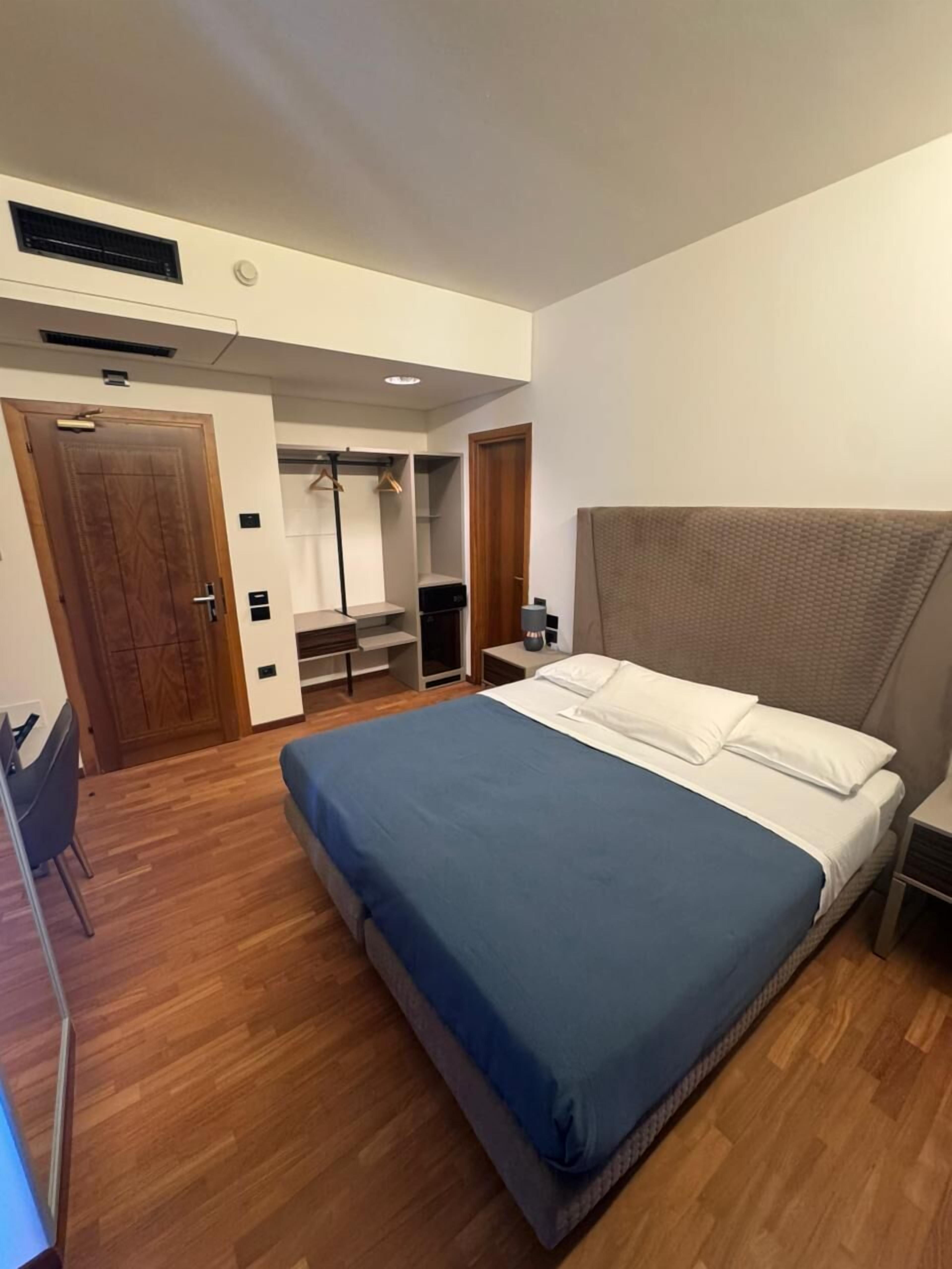 Minibar, in-room safe, desk, free WiFi