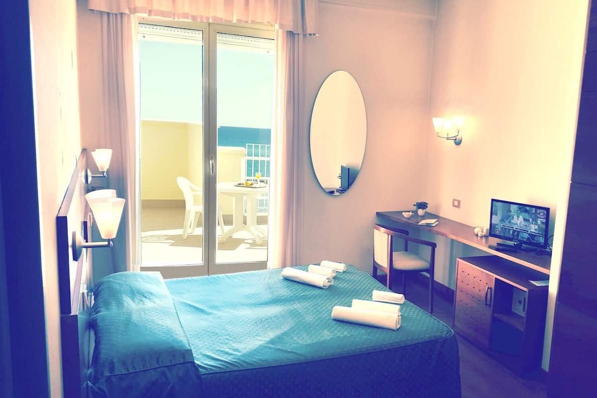 minibar, in-room safe, desk, rollaway beds