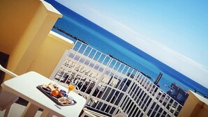 A balcony with a table set for breakfast, overlooking a clear blue sea. - Gala (Pesaro)