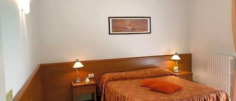Minibar, desk