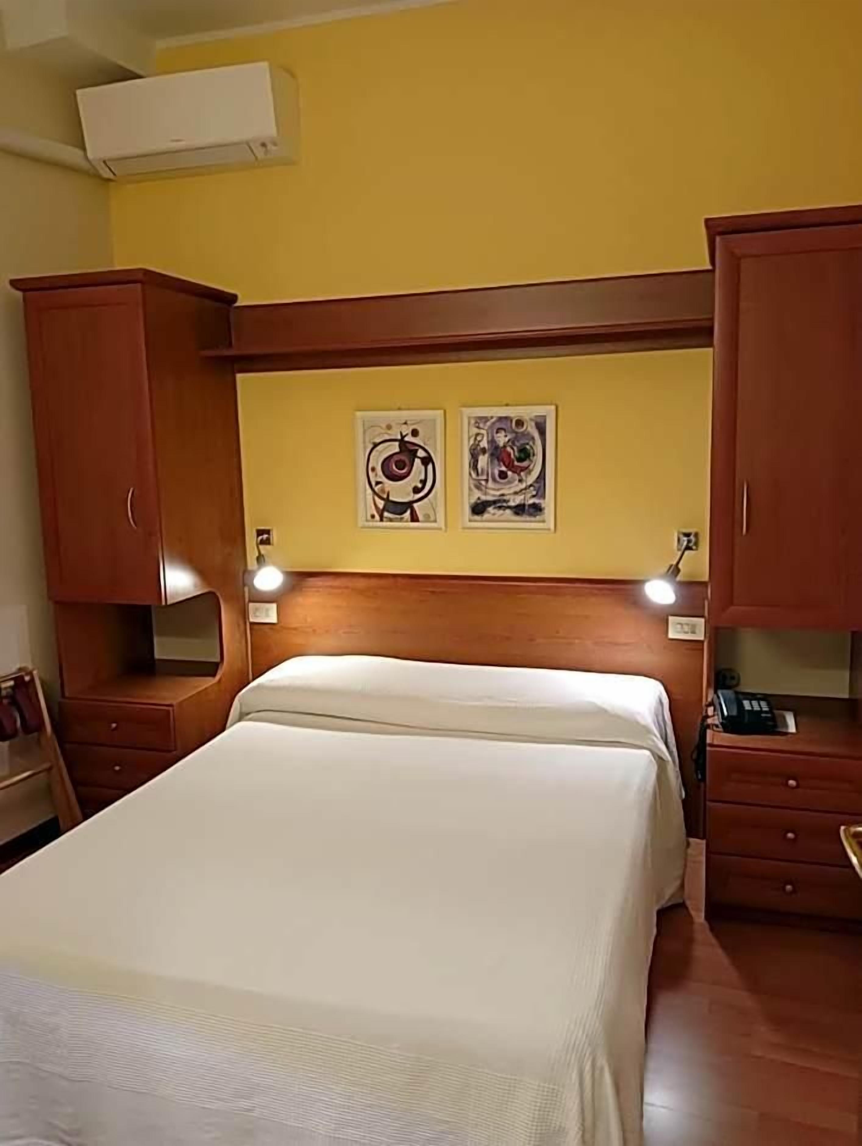 Minibar y escritorio 