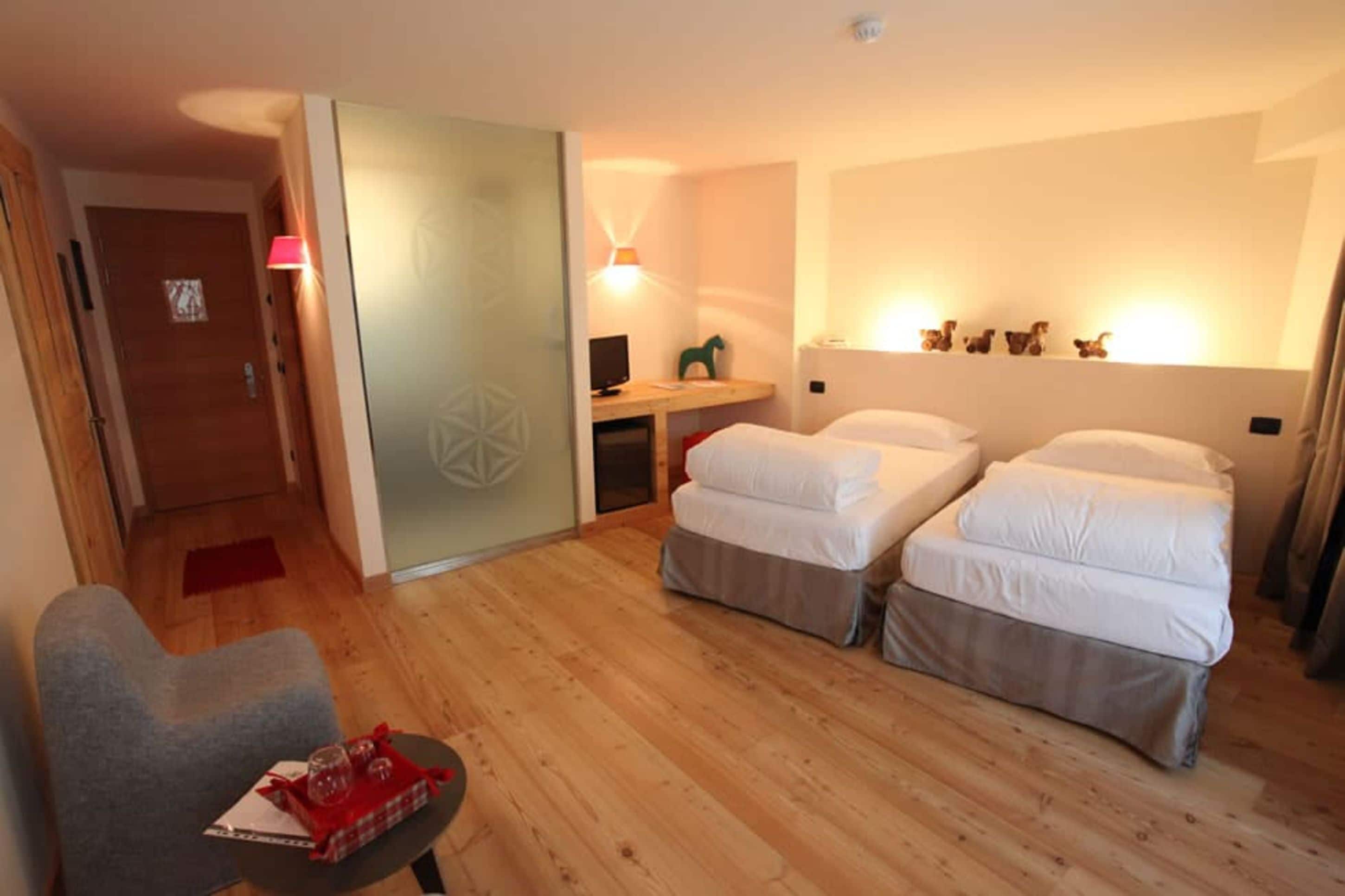 deluxe double room, balcony, annex building | 1 bedroom, minibar, in-room safe, individually decorated