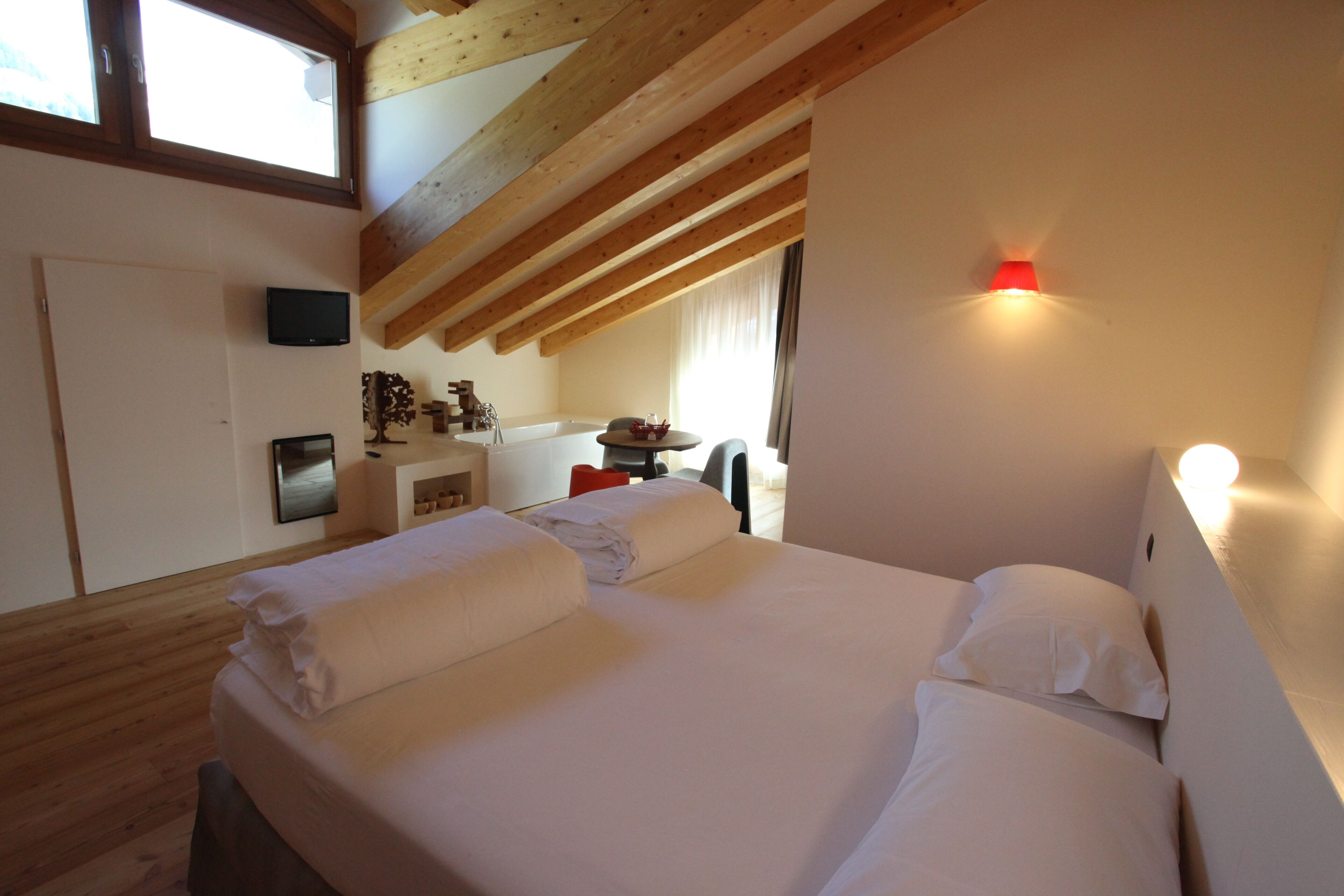 comfort double room, jetted tub, annex building | 1 bedroom, minibar, in-room safe, individually decorated